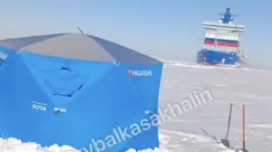 "Атомфлот" сделает подарок рыбаку, который проспал идущий мимо ледокол