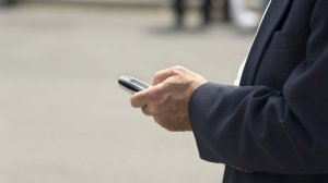 Financial Times: ЕК выдает уезжающим в США сотрудникам одноразовые телефоны
