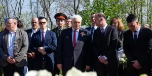 Бербок пыталась запретить послу России участие в церемонии. И опозорилась. BZ: немцы восторженно приветствовали посла России Нечаева на церемонии в Зеелове