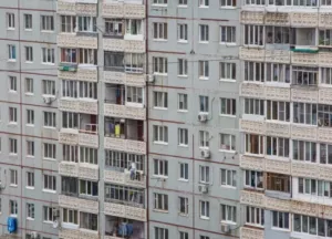 В Госдуме инициировали введение административную ответственность за сдачу квартиры в аренду без письменного согласования с соседями, а также без официальной регистрации такой сделки.