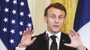 "Неожиданное волнение". Во Франции возмутились странным поведением Макрона