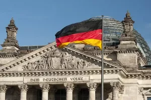 Тысячи немцев вышли на улицы Германии с требованием прекратить поддержку Киева