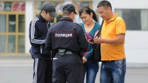 Миронов предложил высылать из России легализованных взяточниками мигрантов