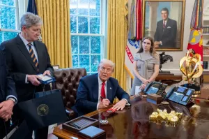 Красноречивые итоги ста дней: 150-летний завод в США, на котором пиарился Трамп, закрыт и переехал в Китай