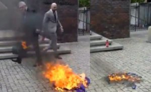 «Останется только вонь» — кандидат в президенты Польши сжёг флаг Евросоюза