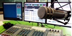 С умной колонкой, всемирным эфиром и рапортами: умерло ли радиовещание. О трансформации одного из первых широкодоступных способов передачи сообщений на расстоянии ко дню рождения радио