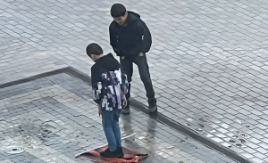 В Обнинске дети мигрантов сорвали и растоптали георгиевский флаг, установленный на дом в честь Дня Победы