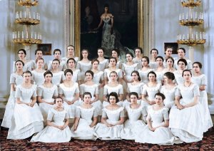 Систему воспитания девочек, сочетающую гармоничное развитие, духовные и семейные ценности, наподобие института благородных девиц, надо возродить в России.