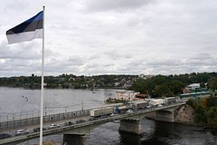 Эстонцы выстроились в огромные очереди у границ России ради дешевого шопинга