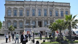 Территорию дворца Чираган в Стамбуле охраняет спецназ с оружием