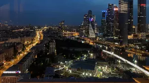 "Пройтись по Москве сегодня — значит столкнуться со столицей, которая больше не ищет одобрения Запада и, возможно, даже не жалеет об изоляции от него"
