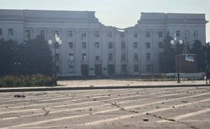 Здание администрации Херсонской области разрушено российским авиаударом