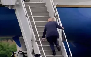 Проклятье 78 лет: Дональд Трамп чуть не повторил трюк Байдена на трапе самолета