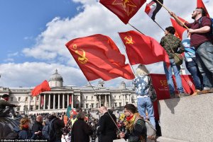 Протестующие в Сан-Франциско вышли на демонстрации с флагами СССР