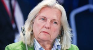 [Поработители] Экс-глава МИД Австрии Карин Кнайсль: ЕС хотел бы свержения власти в России