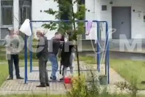 Освежевавших барана на детской площадке в Москве мигрантов выселят