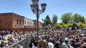 Партия экс-президента Армении призвала сплотиться вокруг церкви