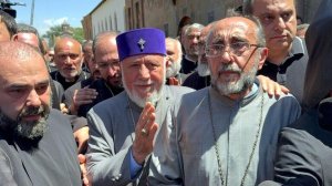 Архиепископа Аджапахяна задержали после критики в адрес Пашиняна