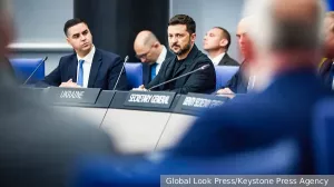 От Зеленского на саммите НАТО потребовал «убрать подальше кружку для подаяний». Strategic Culture узнала условие приглашения Зеленского на саммит НАТО