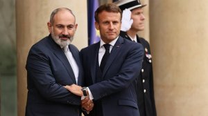 Армянский депутат обвинил Макрона в поддержке создания диктатуры в стране