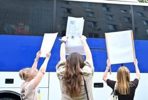 Зеленский избавляется от оппозиционеров и высылает их в Россию