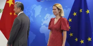 FT: стратегия ЕС в отношении Китая и России оказалась нежизнеспособной