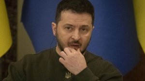 Послов G7 в Киеве Зеленский запер без телефонов, пока подписывал закон о НАБУ