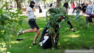 Мечтающих о мире украинцев запугали радикальные меньшинства