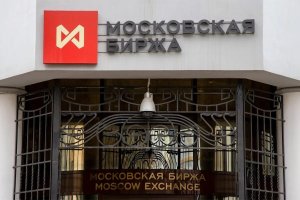 Индекс Мосбиржи на утренней сессии превысил 3 тыс. пунктов впервые с 28 апреля. К 07:22 мск показатель находился на уровне 3 007,57 пункта