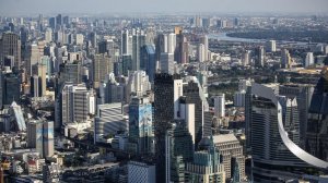 Жители Таиланда покупают детям пилотки Красной армии на ярмарке