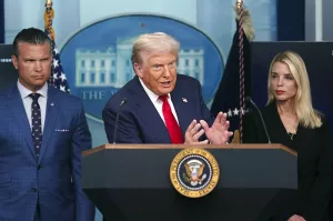 «РФ жесткая, потому что продолжает бороться». Трамп хвалил РФ и ругал Киев