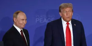 «Как близкие друзья». Мировые СМИ потрясены встречей Путина и Трампа. Обзор