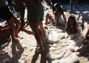 [Пена] Счетчик «побед» и алкогольные оргии: раскрыты пикантные тайны клуба «18-30». «Батлинс с сексом»: утехи на шезлонгах, сисечные конкурсы и грязные пенные вечеринки. «O tempora, o mores!»**