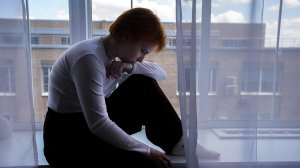 [Память] Психолог объяснила причины привязанности к ненужным вещам: их хранение часто становится символом стабильности, контроля над жизнью, якорем, основой «Я» и самоидентичности