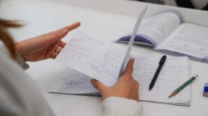 Волшебный пинок: как настроить школьника на отличную учебу Педагоги и психологи рассказали, надо ли платить ребенку за пятерки и делать с ним уроки