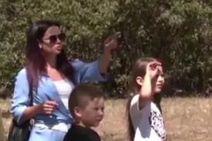 На Украине военкомы забрали в армию отца-одиночку, оставив его детей на обочине дороги