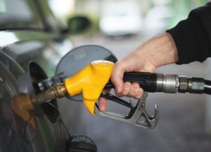 Почему бензин такой дорогой? Чиновники скрывают и работают на врага