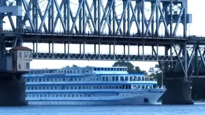 После удара по мосту в Кременчуге крупные суда не смогут ходить по Днепру