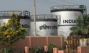 Владелец крупнейших НПЗ в Индии убрал из тендеров американскую нефть