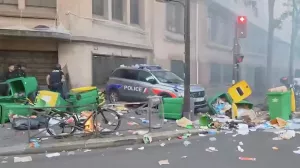 В Париже протестующие начали перекрывать улицы и жечь костры в знак недовольства мерами жесткой экономии