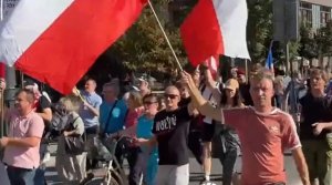 Поляки массово протестуют против втягивания страны в конфликт на Украине