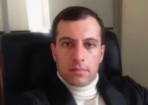 Сбежал из суда и покончил с собой. Экс-чиновник Росимущества умер в консульстве Армении