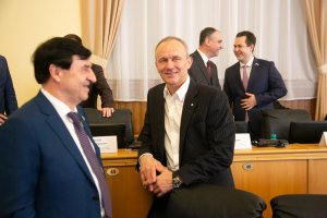 Уволенного российского вице-губернатора задержали за мошенничество. Его жену обвиняли в помощи бойцам ВСУ, которые жили в ее отеле
