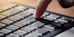 Соцсети незаметно помрачают и крадут у нас самое важное в жизни: память. Мы заблудились в ментальном лабиринте, выстроенном техногигантами по принципу казино, искажающего восприятие времени