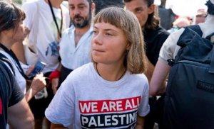 Жалоба в ООН: В тюрьме Тунберг таскали за волосы и заставляли целовать флаг Израиля