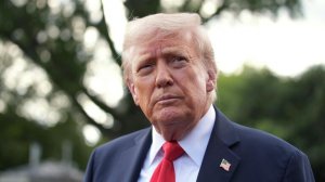 Трамп меняет стратегию по Украине, делая акцент на Европе, считает аналитик