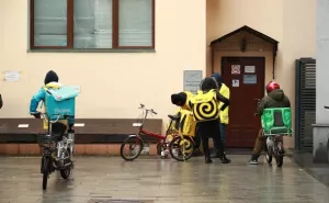 Курьерам-мусульманам запретили перевозить свинину, алкоголь и идолов