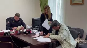 Выдворенный из Латвии пенсионер получил паспорт России за полчаса