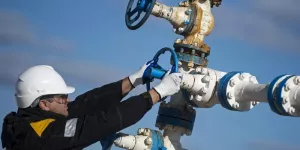 Рабочий на нефтяном месторождении Европе пора взяться за ум: российскому топливу нет замены.dikGAZETE: необходимо восстановить поставки газа по "Северному потоку"