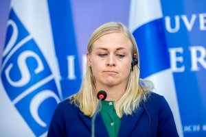 Штраф за «печеньки»: Грузия наказала финского министра за выход на «майдан»